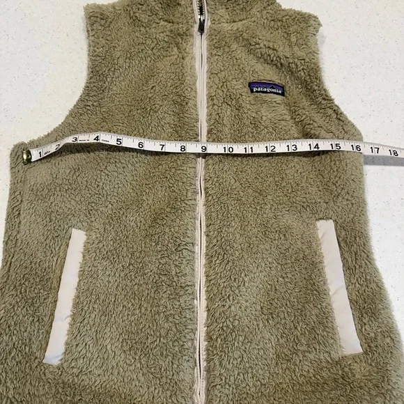 Patagonia Women’s Size Small Vest! Beige. Fluffy. Soft. - Picture 16 of 16